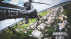 Helicóptero da polícia civil sobrevoando área urbana