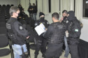 Policiais civis recebendo instruções para sair em operação