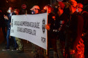 Policiais civis segurando faixa homenageando os profissionais da saúde