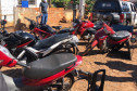 Motocicletas apreendidas. Ao fundo, viatura da policia civil