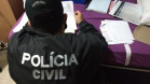 Policial civil cumprindo mandado