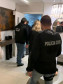 Policiais civis cumprindo mandados
