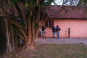 Policiais em frente ao local