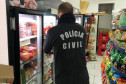 Policial civil verificando validade de produtos