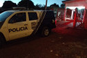 Viatura da polícia civil estacionada em frente a uma residência.