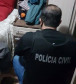 Policial civil cumprindo as buscas 