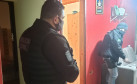 Policiais civis cumprindo mandado 