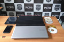 Notebooks, celulares e cds apreendidos, sobre uma mesa