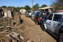 Viaturas da polícia civil chegando no local para distribuição