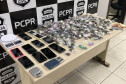 Droga e produtos apreendidos, sobre uma mesa