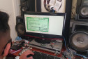 Policial civil verifica arquivos em computador