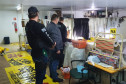 Policiais civis observam local