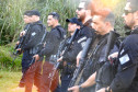 Policiais civis alinhados, empunhando fuzis