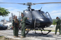Policiais do GOA junto a helicóptero
