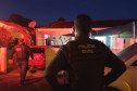Policiais civis em frente ao local