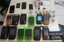 Diversas maquinas de cartão e celulares sobre uma mesa