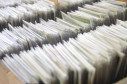 Centenas de documentos de RG enfileirados em caixas