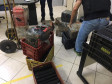 Policial organizando caixas com a droga