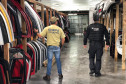 Policiais civis averiguando peças de veículos