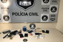Diversos materiais apreendidos, sobre uma mesa