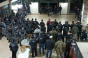 Diversos policiais reunidos, ouvindo as orientações antes de cumprir a operação 
