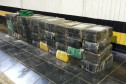 Pacotes de droga apreendida, agrupados no chão