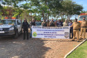 Policiais civis, bombeiros e policiais militares segurando uma faixa com homenagem