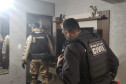 Policiais civis averiguando local