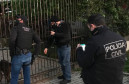 Policiais civis cumprindo buscas