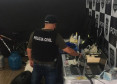 Policial Civil com os objetos furtados