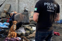 Policial civil observa local