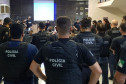 Diversos policiais civis reunidos recebendo instruções para cumprir a operação