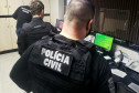 Policiais civis recolhendo material a ser recolhido