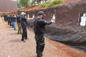 Policiais civis apontando armas para alvos de papel