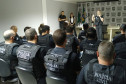 Diversos policiais civis reunidos, recebendo instruções para cumprir a operação