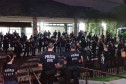 Dezenas de policiais recebendo instruções para cumprir operação
