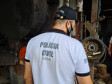 Policial ao lado do forno de incineração