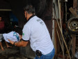 Policial incinerando as drogas