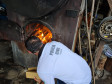 Policial incinerando as drogas