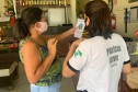 Policial civil divulgando trabalho de arrecadacao junto a comerciante