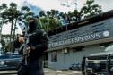 Policial civil empunha fuzil em frente ao Cope