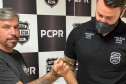 Policial civil segurando cobra resgatada