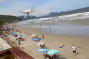 drone sobrevoa praia