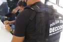 Policiais civis analisando material apreendido