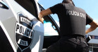 Policial entrando na viatura