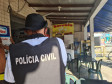 Policial civil realizando a operação