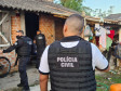 Policiais realizando operação contra receptação de produtos roubados