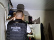 Policiais realizando operação contra receptação de produtos roubados