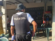 Policial realizando a operação