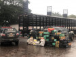 Pacotes da droga empilhados ao lado de caminhão